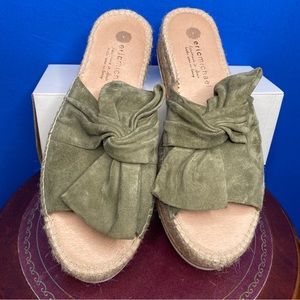 ERIC MICHAEL Olive Green Suede Bow Platform Espadrille Flats Excellent Condition